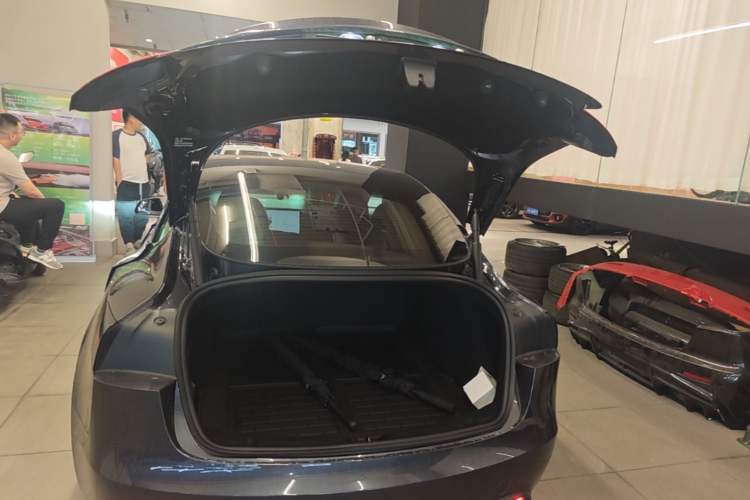 Used Tesla Model 3 2023 Long-Range All-Wheel-Drive Version Trunk