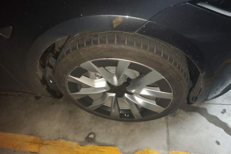 Used Tesla Model 3 2023 Long-Range All-Wheel-Drive Version Right Front Wheel Hub
