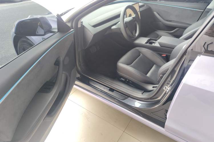 Used Tesla Model 3 2023 Long-Range All-Wheel-Drive Version Interior 3