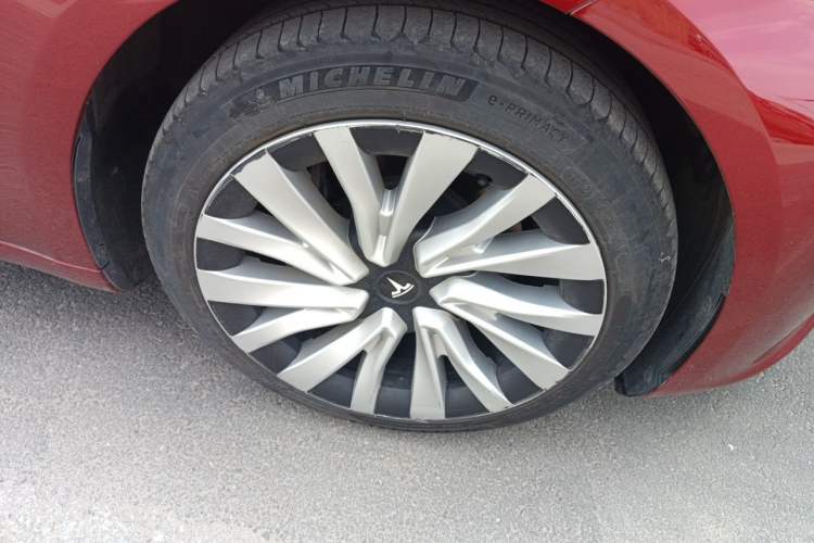 Used Tesla Model 3 2023 Long-Range All-Wheel-Drive Version Right Front Wheel Hub