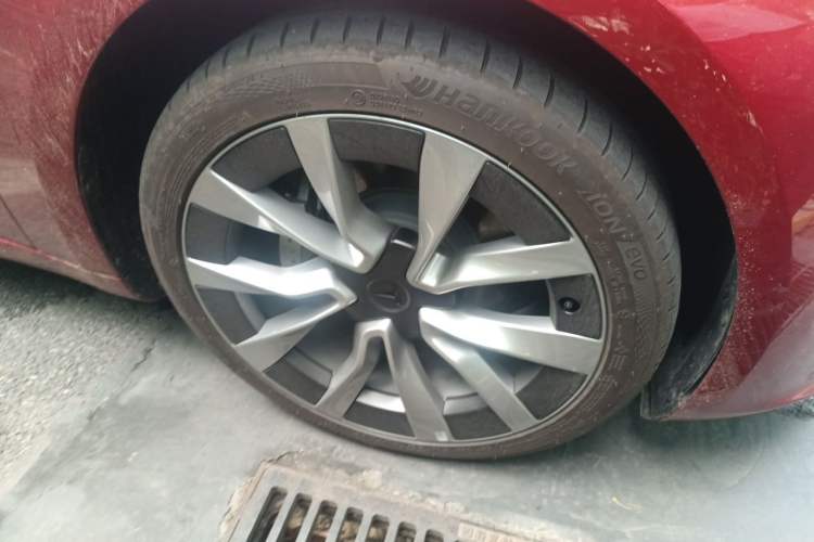 Used Tesla Model 3 2023 Long-Range All-Wheel-Drive Version Right Front Wheel Hub