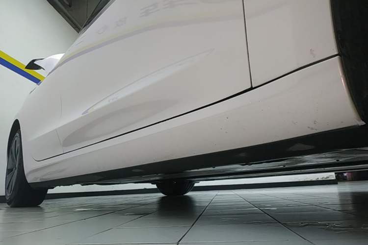 Used Tesla Model 3 2023 Rear-Wheel-Drive Version Right Side Sill
