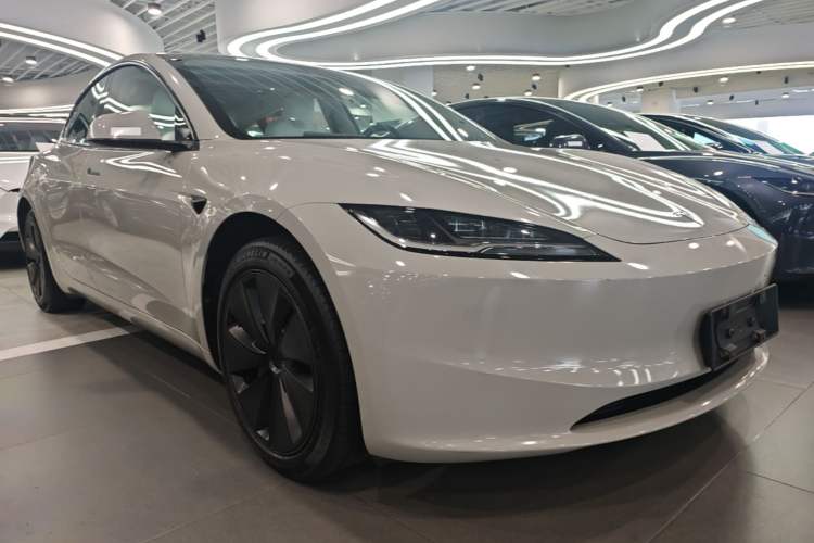 Used Tesla Model 3 2023 Rear-Wheel-Drive Version Front Right 45 Deg