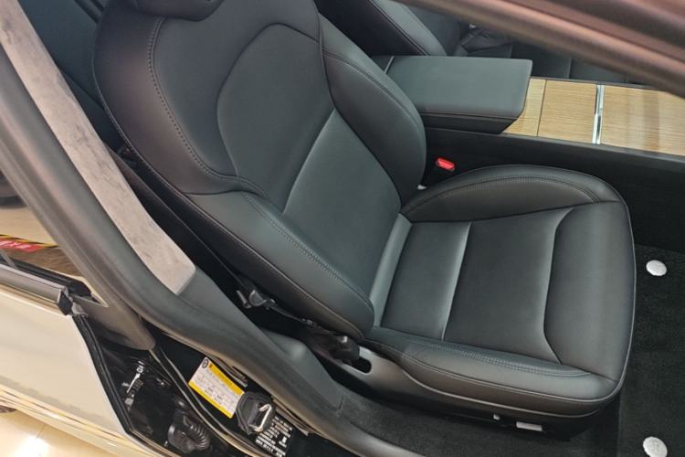Used Tesla Model 3 2023 Rear-Wheel-Drive Version Right Front Seat