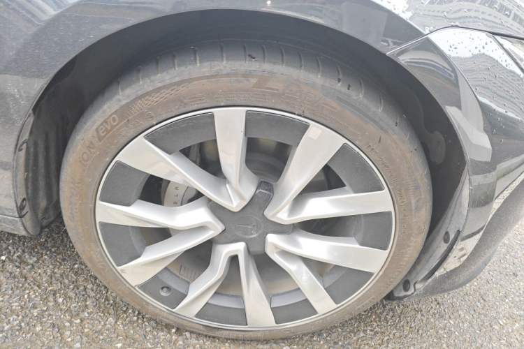 Used Tesla Model 3 2023 Long-Range All-Wheel-Drive Version Right Front Wheel Hub