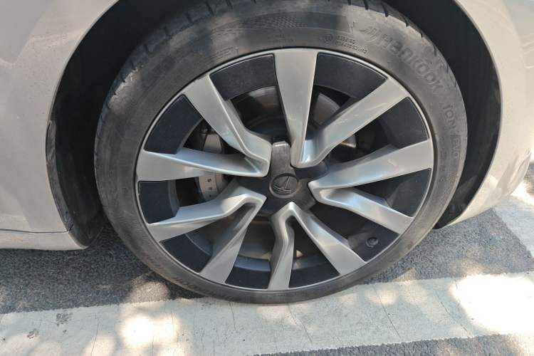 Used Tesla Model 3 2023 Long-Range All-Wheel-Drive Version Right Front Wheel Hub