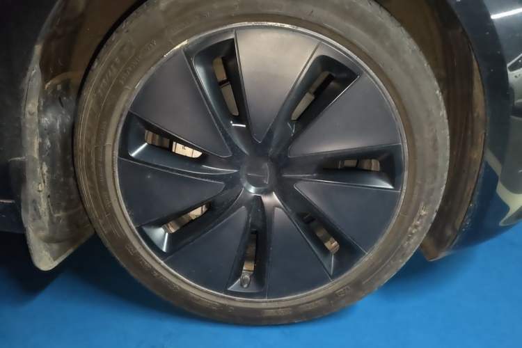 Used Tesla Model 3 2023 Rear-Wheel-Drive Version Right Front Wheel Hub