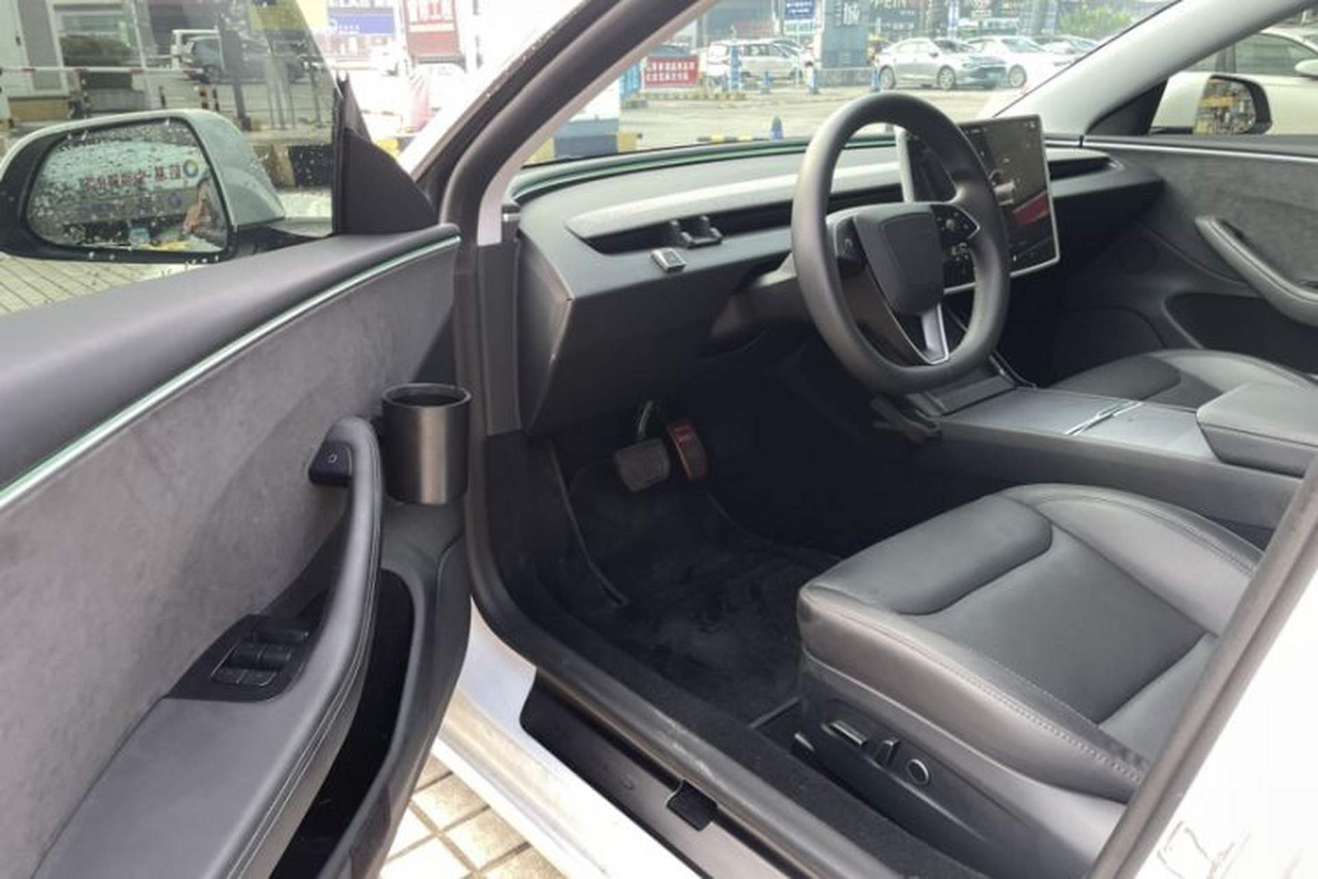 Used Tesla Model 3 2023 Long-Range All-Wheel-Drive Version Interior 14