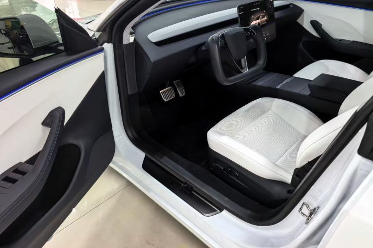 Used Tesla Model 3 2023 Rear-Wheel-Drive Version Interior 2