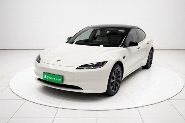 Ojetý Tesla Model 3 2023 Rear-Wheel-Drive Version