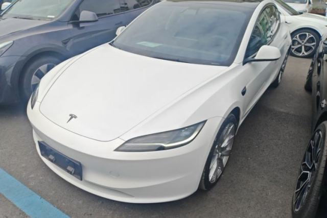 Ojetý Tesla Model 3 2023 Long-Range All-Wheel-Drive Version