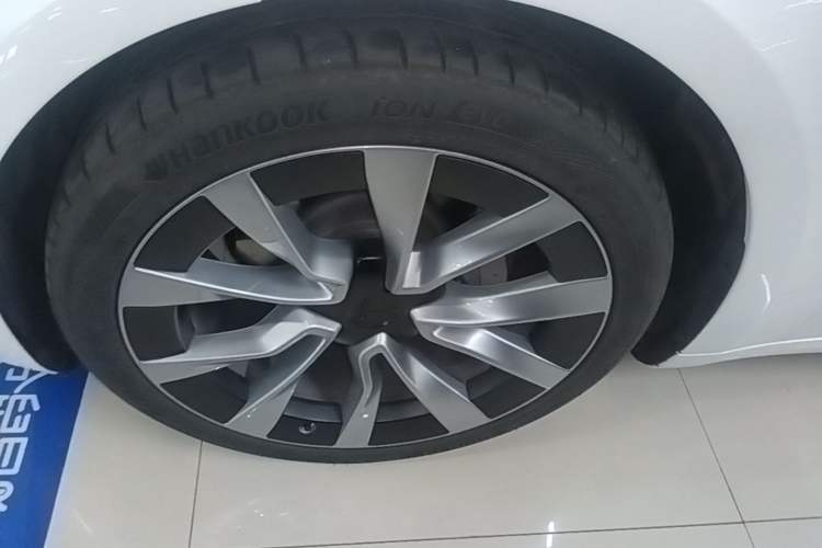 Used Tesla Model 3 2023 Long-Range All-Wheel-Drive Version Left Front Wheel Hub
