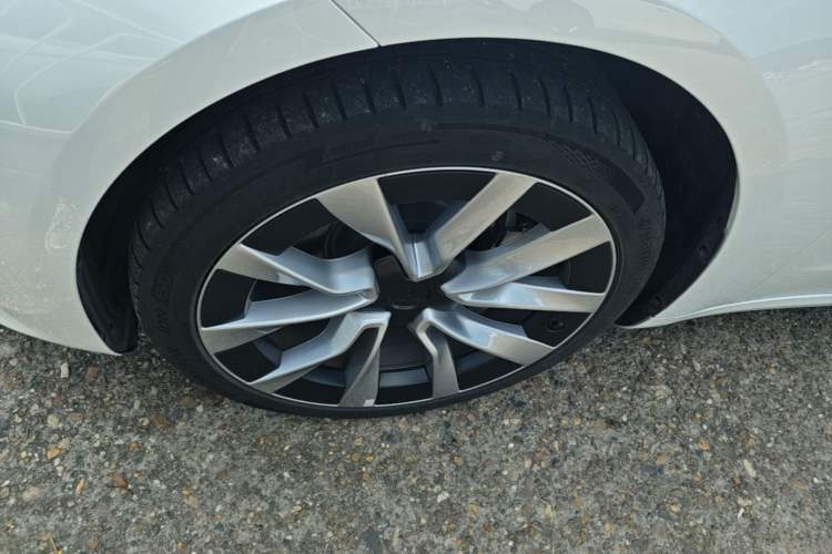 Used Tesla Model 3 2023 Long-Range All-Wheel-Drive Version Left Front Wheel Hub