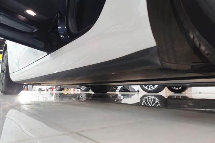Used Tesla Model 3 2023 Long-Range All-Wheel-Drive Version Left Side Sill