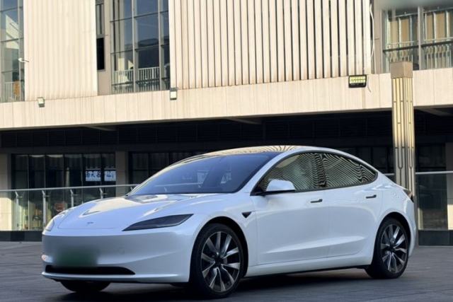 Ojetý Tesla Model 3 2023 Rear-Wheel-Drive Version
