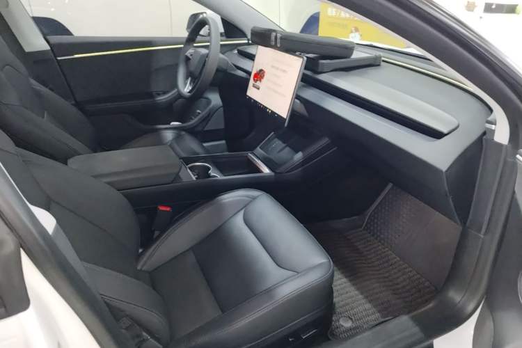 Used Tesla Model 3 2023 Long-Range All-Wheel-Drive Version Right Front Seat