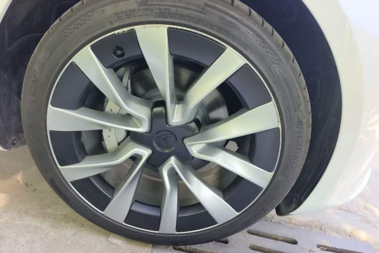 Used Tesla Model 3 2023 Long-Range All-Wheel-Drive Version Right Front Wheel Hub