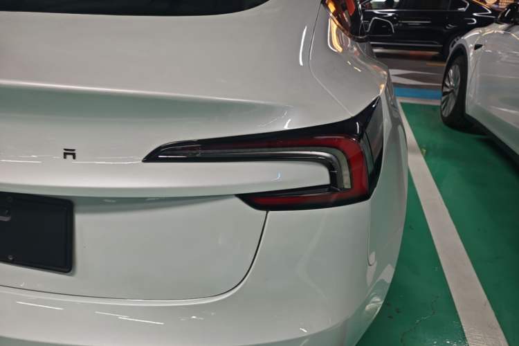 Used Tesla Model 3 2023 Long-Range All-Wheel-Drive Version Right Rear Taillight