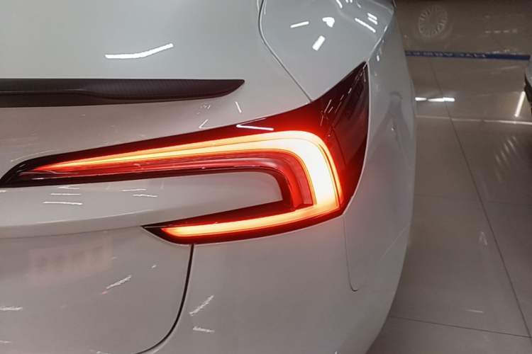 Used Tesla Model 3 2023 Long-Range All-Wheel-Drive Version Right Rear Taillight