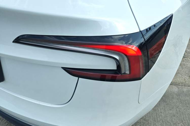 Used Tesla Model 3 2023 Long-Range All-Wheel-Drive Version Right Rear Taillight