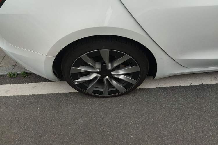 Used Tesla Model 3 2023 Long-Range All-Wheel-Drive Version Right Rear Wheel Hub