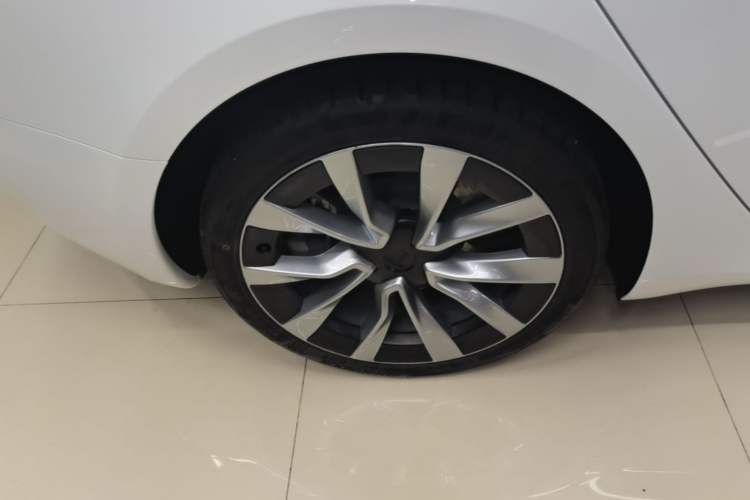 Used Tesla Model 3 2023 Long-Range All-Wheel-Drive Version Right Rear Wheel Hub