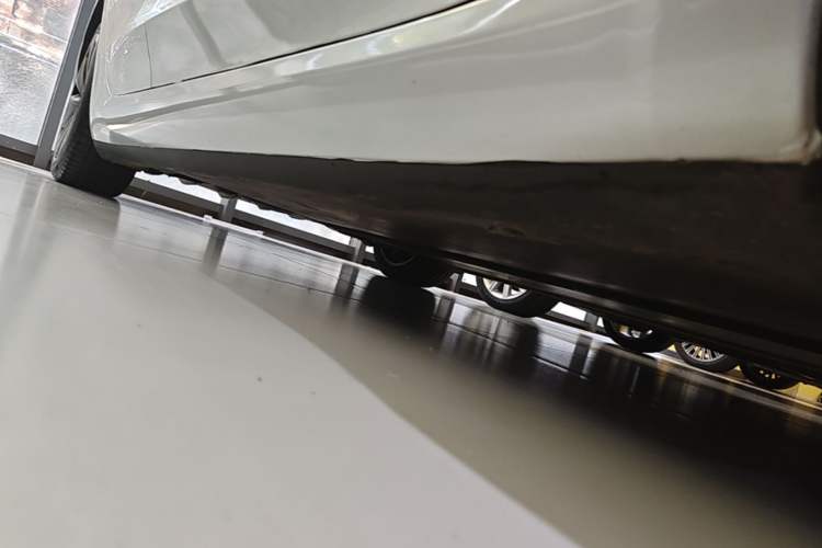 Used Tesla Model 3 2023 Long-Range All-Wheel-Drive Version Right Side Sill