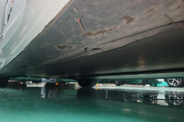 Used Tesla Model 3 2023 Long-Range All-Wheel-Drive Version Right Side Sill