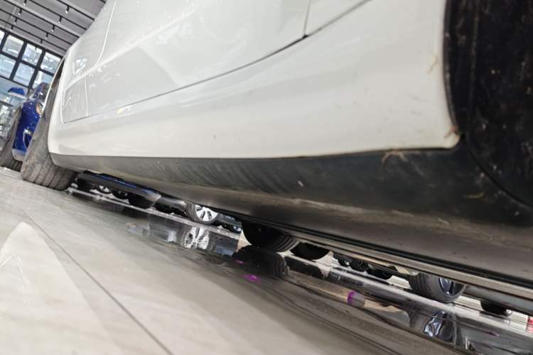 Used Tesla Model 3 2023 Long-Range All-Wheel-Drive Version Right Side Sill