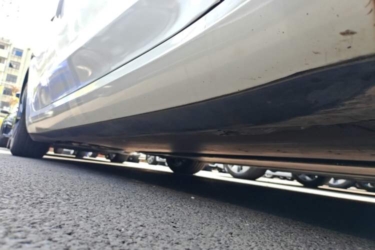 Used Tesla Model 3 2023 Long-Range All-Wheel-Drive Version Right Side Sill