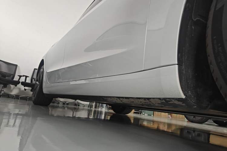 Used Tesla Model 3 2023 Long-Range All-Wheel-Drive Version Right Side Sill