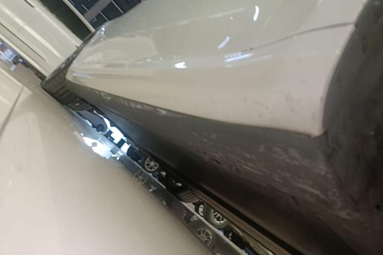 Used Tesla Model 3 2023 Long-Range All-Wheel-Drive Version Right Side Sill
