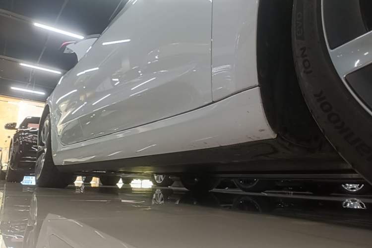 Used Tesla Model 3 2023 Long-Range All-Wheel-Drive Version Right Side Sill