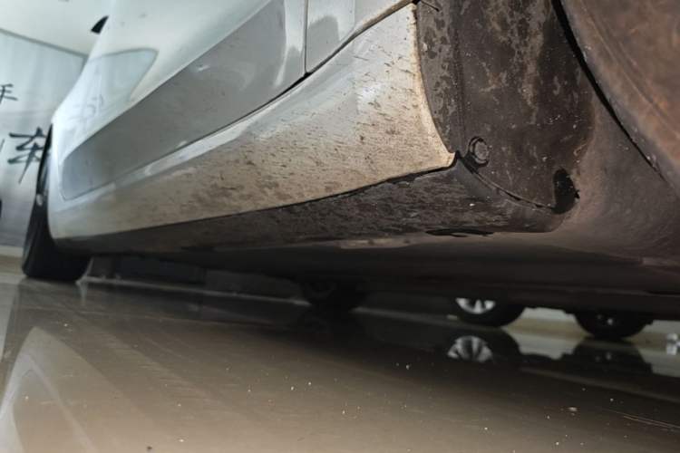 Used Tesla Model 3 2023 Long-Range All-Wheel-Drive Version Right Side Sill