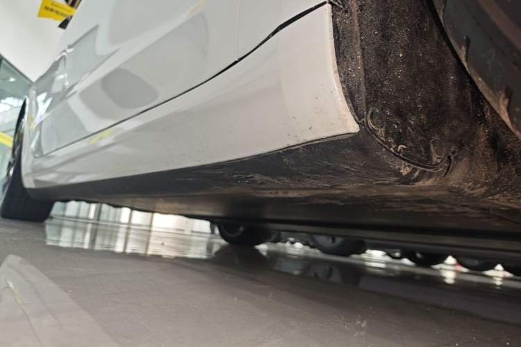 Used Tesla Model 3 2023 Long-Range All-Wheel-Drive Version Right Side Sill