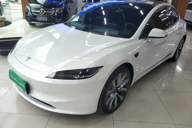 Ojetý Tesla Model 3 2023 Long-Range All-Wheel-Drive Version