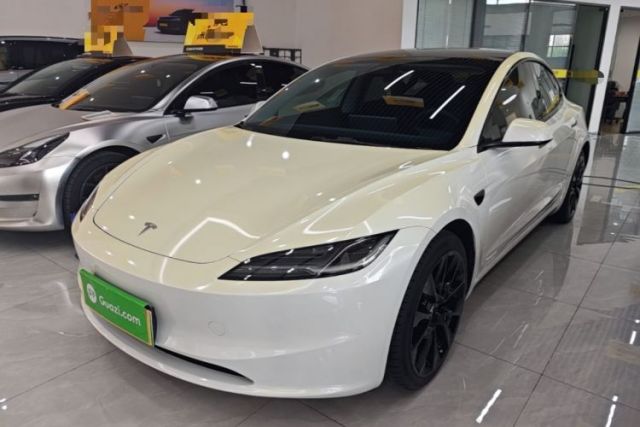 Ojetý Tesla Model 3 2023 Long-Range All-Wheel-Drive Version