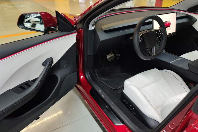 Used Tesla Model 3 2024 High-Performance All-Wheel-Drive Version Interior 3