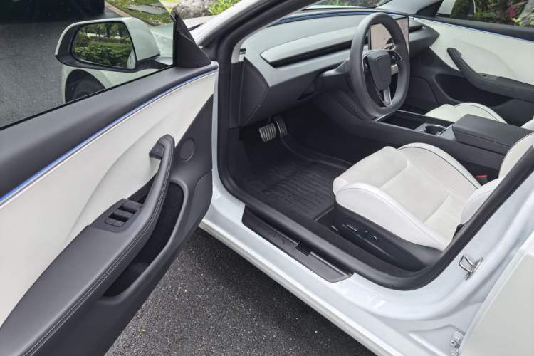 Used Tesla Model 3 2024 High-Performance All-Wheel-Drive Version Interior 3