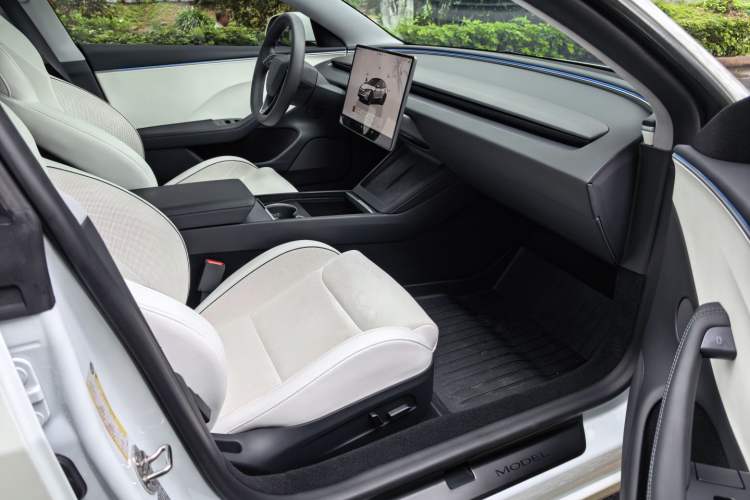 Used Tesla Model 3 2024 High-Performance All-Wheel-Drive Version Interior 4
