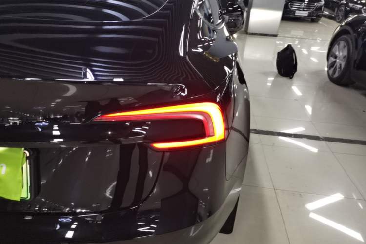 Used Tesla Model 3 2025 Rear-Wheel-Drive Version Exterior 3