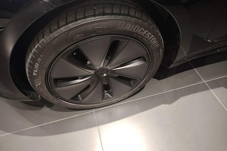 Used Tesla Model 3 2025 Model Revised Long-Range Rear-Wheel-Drive Version Left Front Wheel Hub