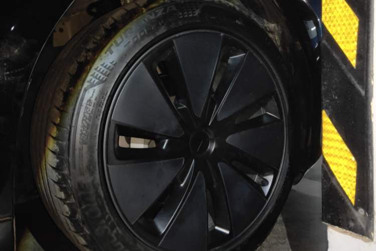 Used Tesla Model 3 2025 Model Long-Range Rear-Wheel-Drive Version Right Front Wheel Hub