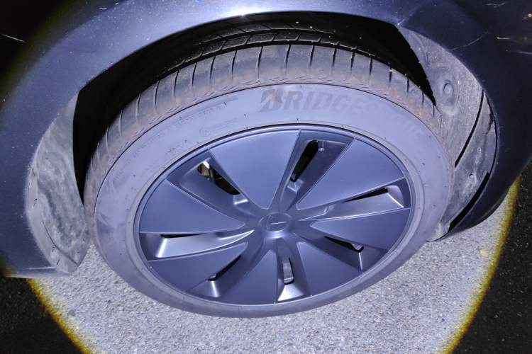 Used Tesla Model 3 2025 Model Revised Long-Range Rear-Wheel-Drive Version Right Front Wheel Hub