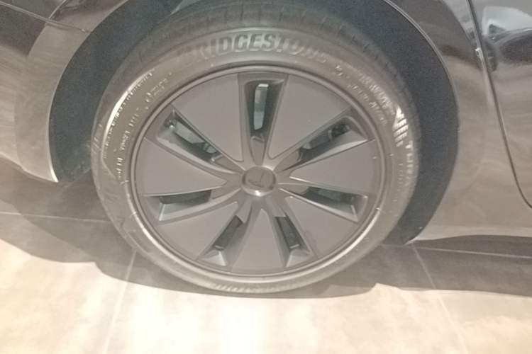 Used Tesla Model 3 2025 Model Revised Long-Range Rear-Wheel-Drive Version Right Rear Wheel Hub
