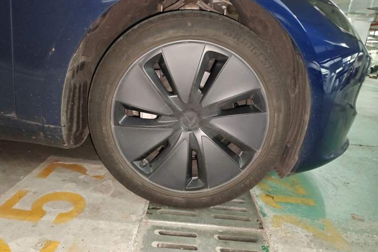 Used Tesla Model 3 2025 Long-Range All-Wheel-Drive Version Right Front Wheel Hub