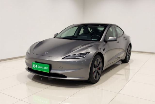 Ojetý Tesla Model 3 2025 Rear-Wheel-Drive Version