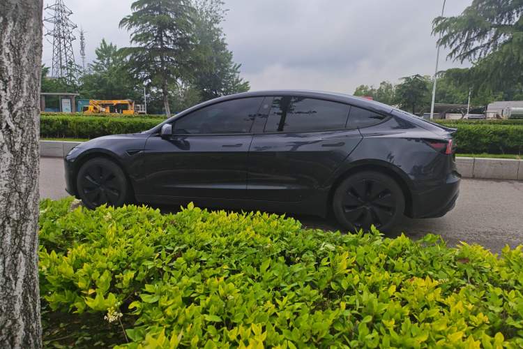 Used Tesla Model 3 2025 Rear-Wheel-Drive Version Exterior 2