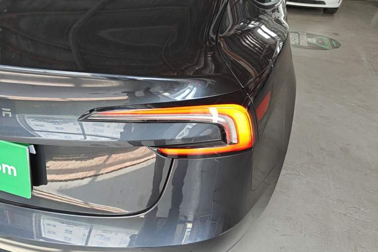 Used Tesla Model 3 2025 Rear-Wheel-Drive Version Exterior 3