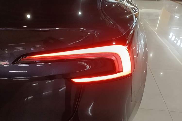 Used Tesla Model 3 2025 Rear-Wheel-Drive Version Exterior 3